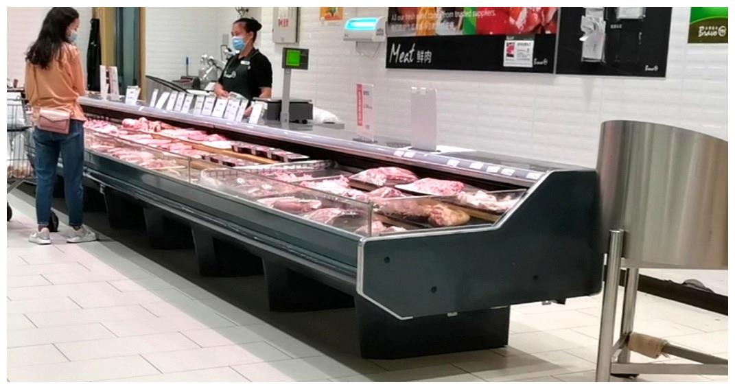 卖肉的柜台很小,比天街里的永辉超市柜台小多了,当然买的人更少,这边