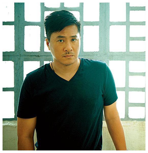 也不是郑少秋,而是饰演秋官其中一个儿子"丁孝蟹"的邵仲衡