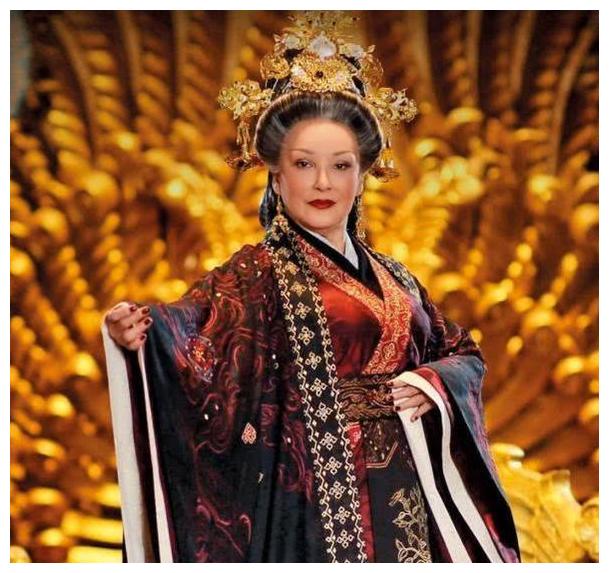 撞脸太后专业户陈莎莉,4年前失去独子,70岁淡出屏幕变才女