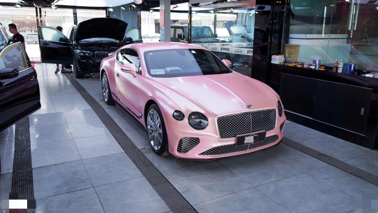 气场十足还不够 我还要它甜美靓丽 改色樱花粉的宾利欧陆很够用