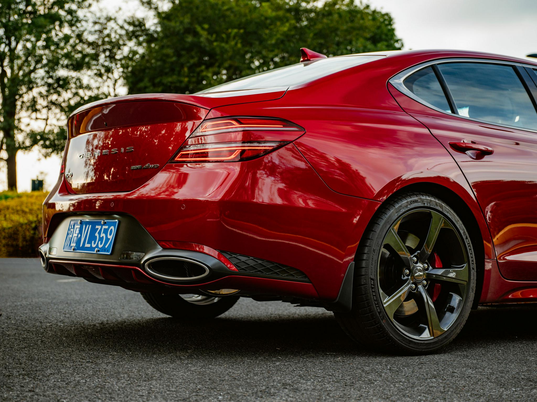 黑化运动套件在极具辨识度设计的加持下led车灯依旧延续灵感之翼的