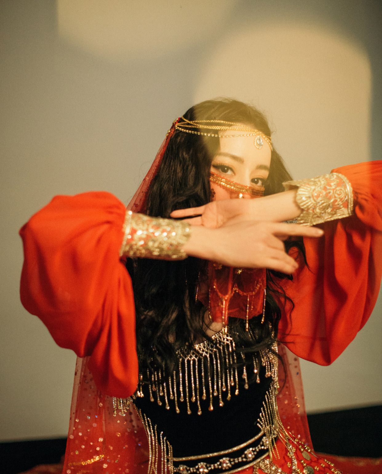 热巴终于以西域美人的装扮亮相舞台了,惊艳众人