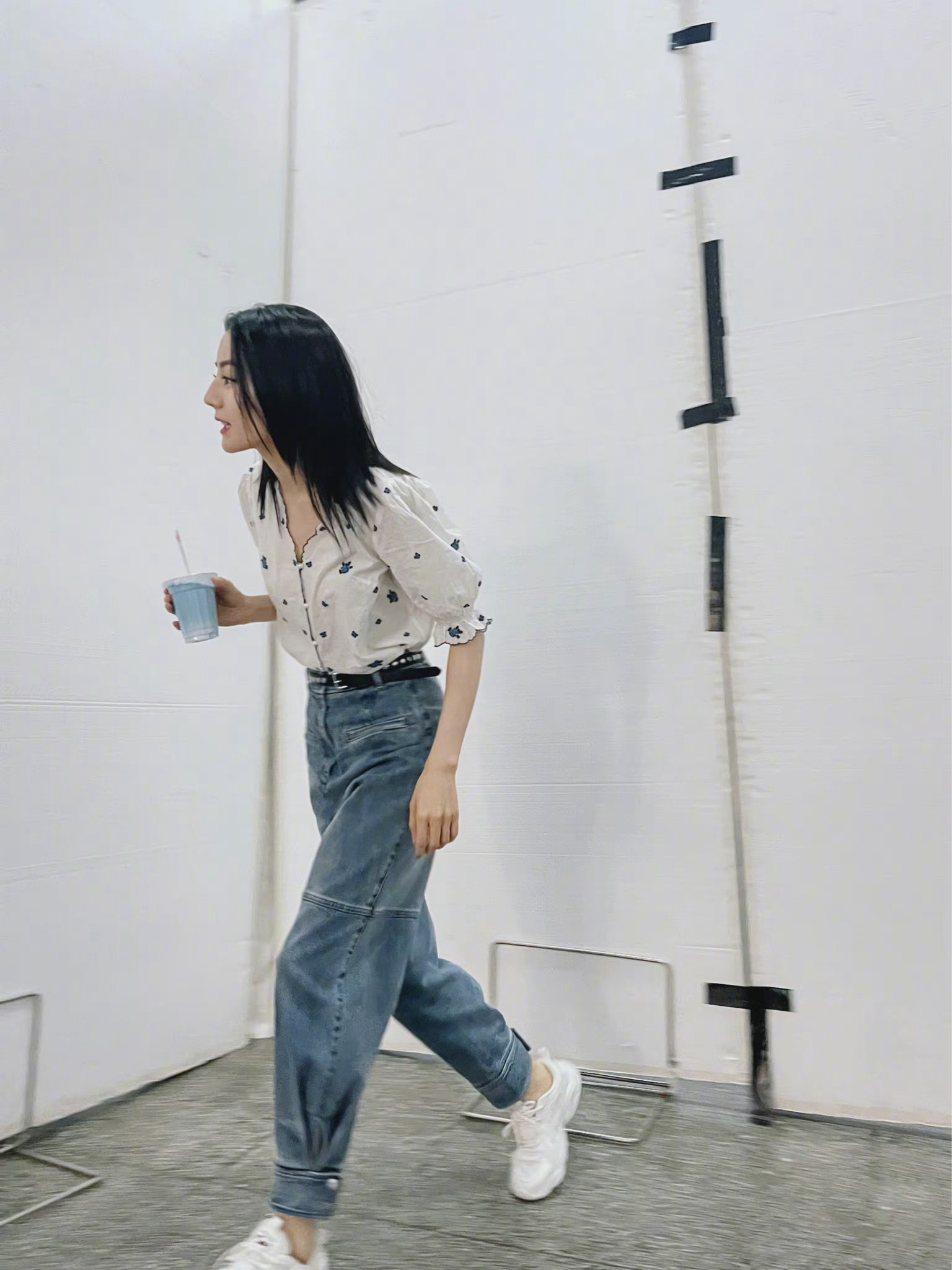 迪丽热巴 身穿Chanel 2019 “巴黎-纽约”高级手工坊系列几何针织上衣