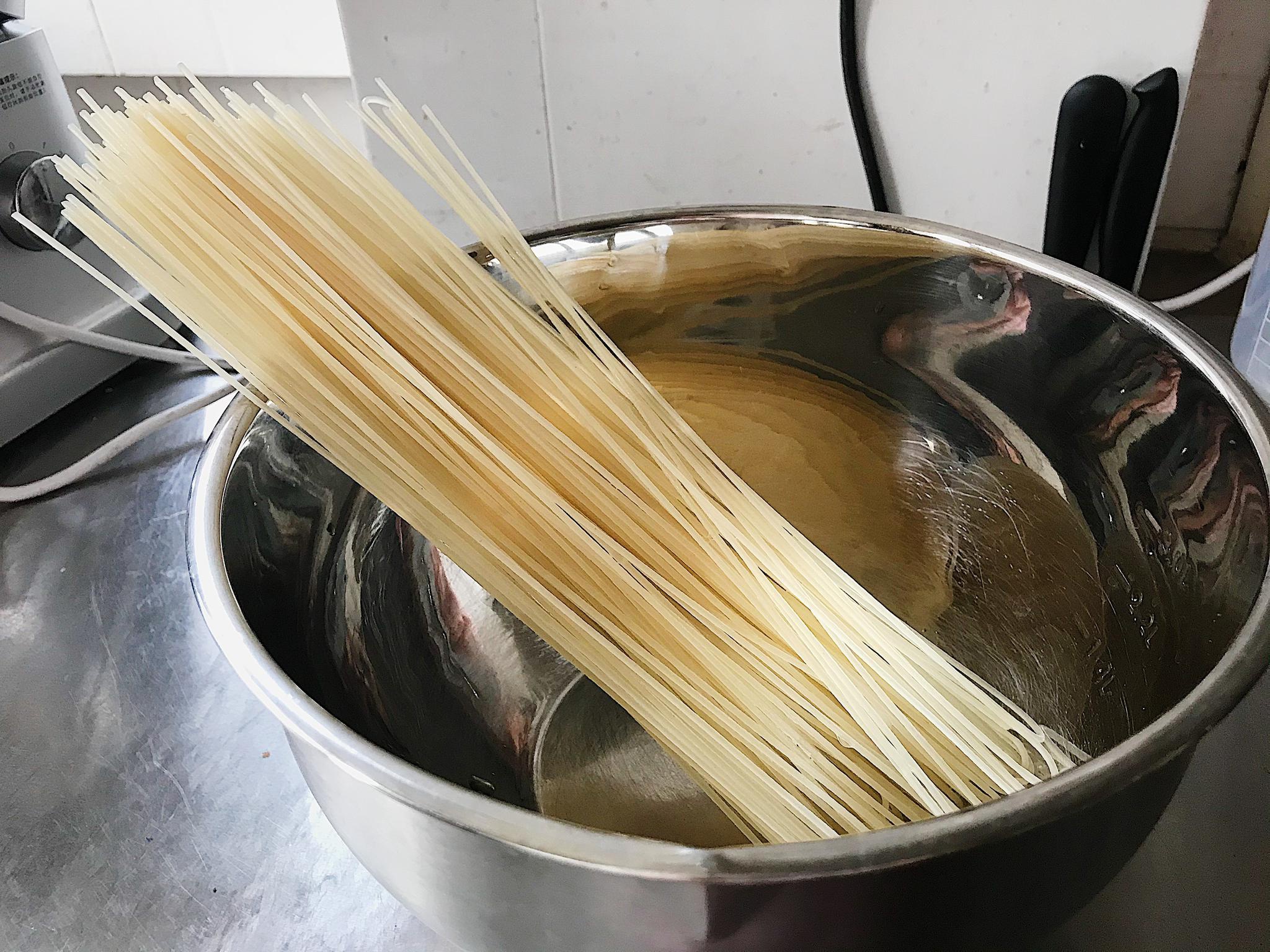 一人吃掉一大锅的家庭版酸辣米线,真是让人欲罢不能!