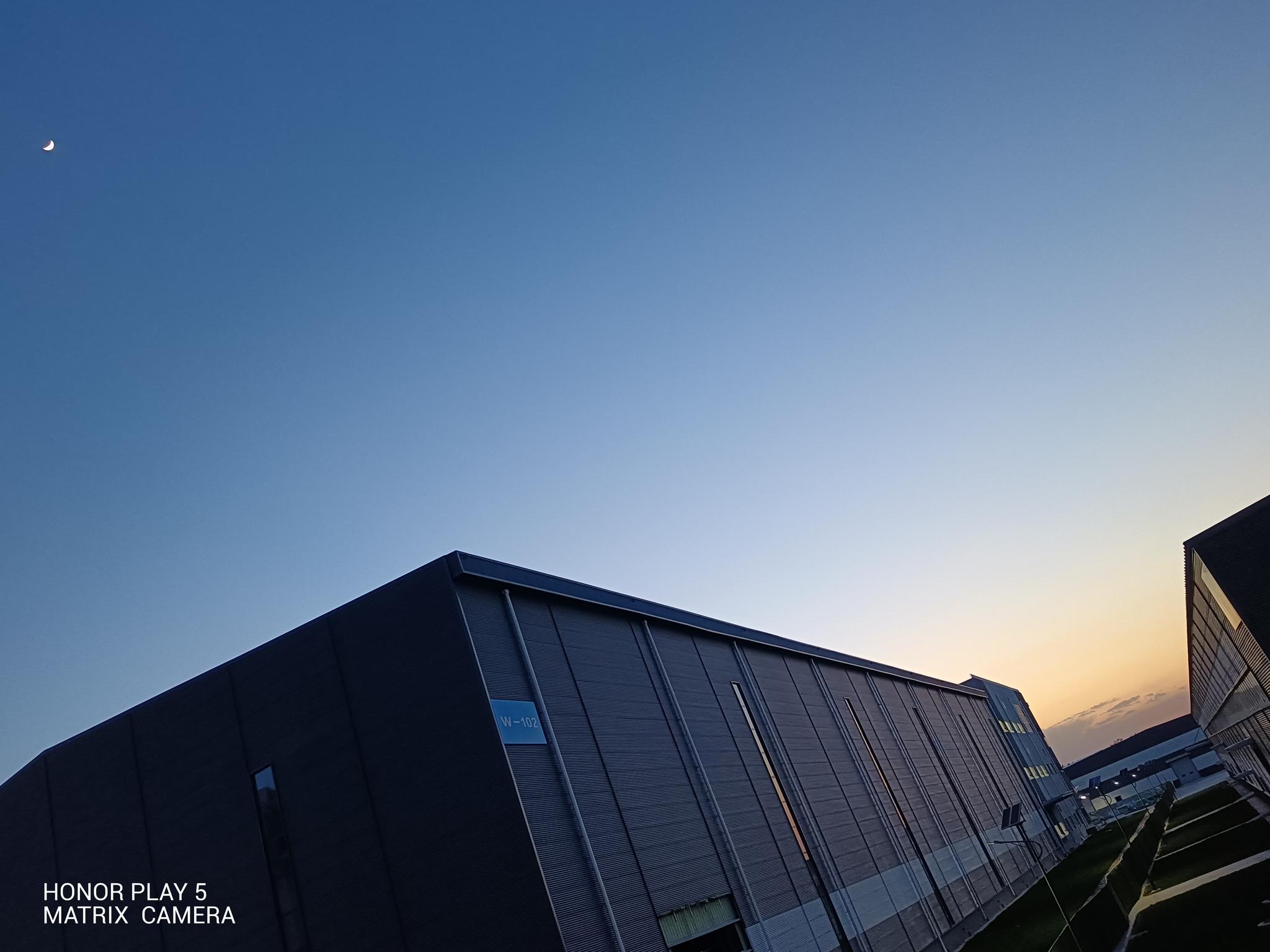 轻薄手感超级快充荣耀play5