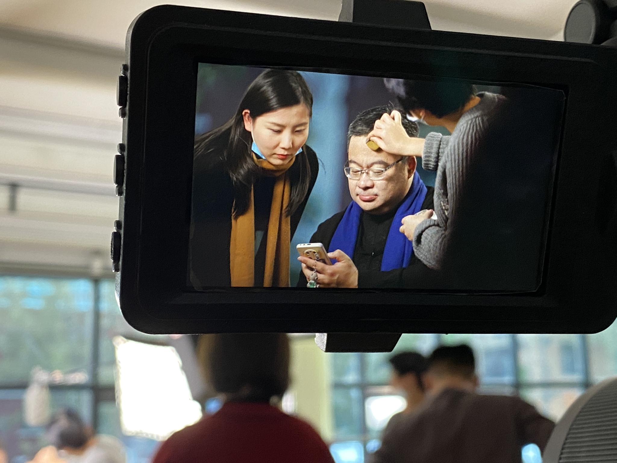 采访了几位有代表性的人物,包括钟南山助理苏越明,插画师梁晓光,北京