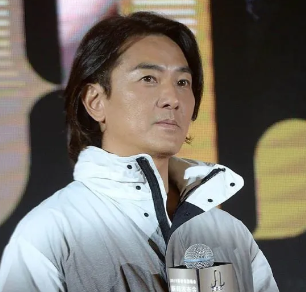 54岁郑伊健还在留长发?看到他的板寸造型后:爷青结!