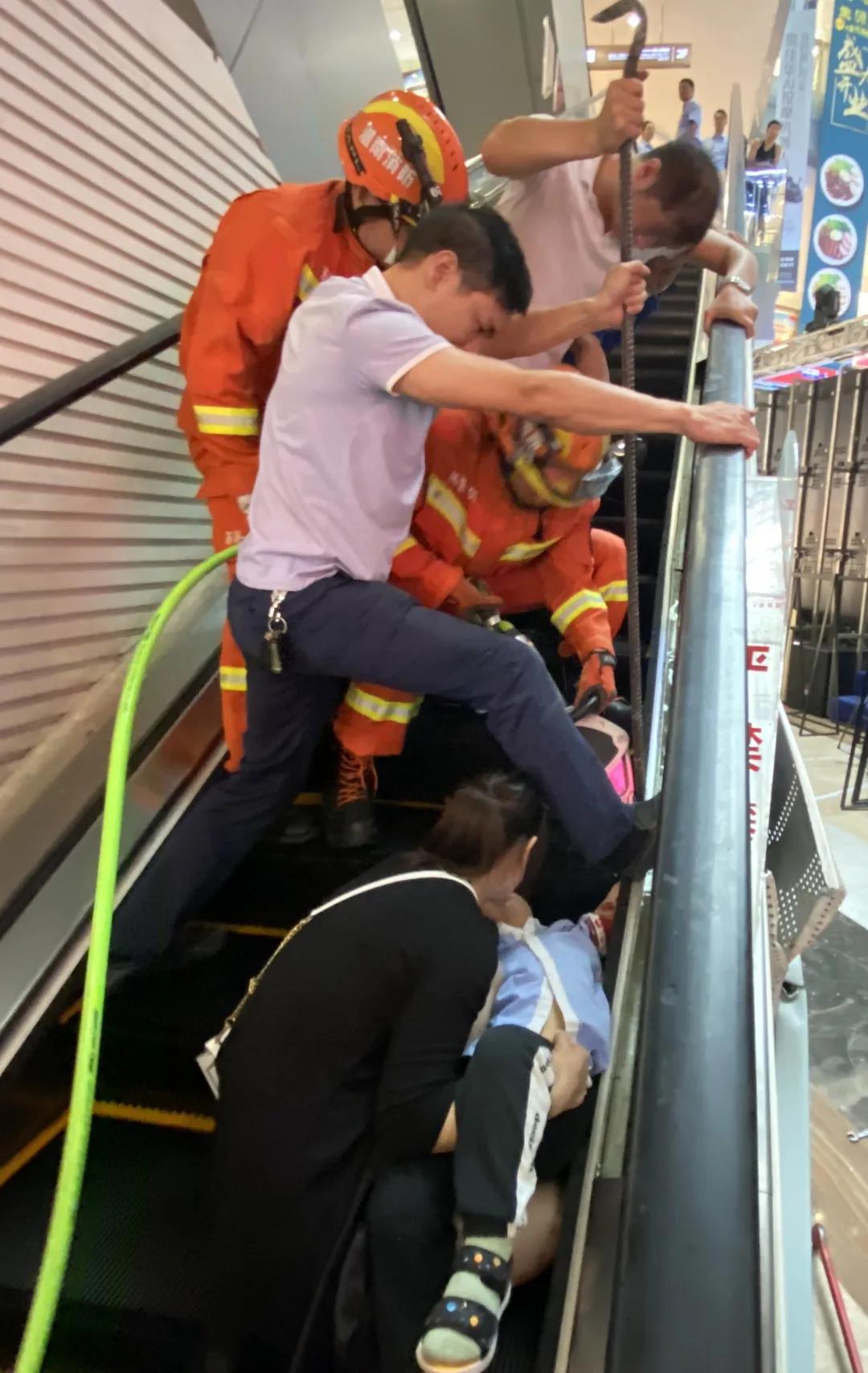 惊险自动扶梯咬住4岁男童消防员紧急救援10分钟脱险