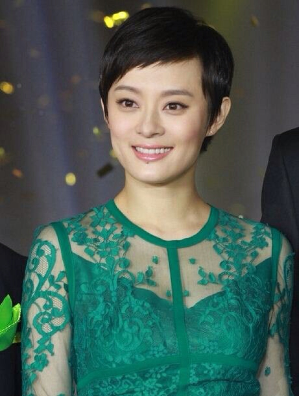 孙俪剪了短发真好看齐刘海看起来如30岁穿薄纱裙如仙女