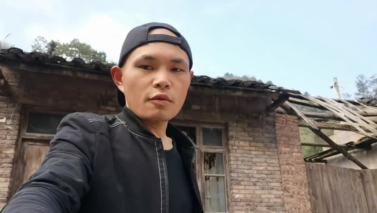 一个人穷游贵州路过麻江县饿了公路边自己做顿饭