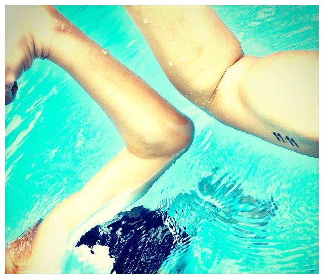 每天都练习游泳,再加上她这个妈妈提供的营养食品,自然就养出了腹肌