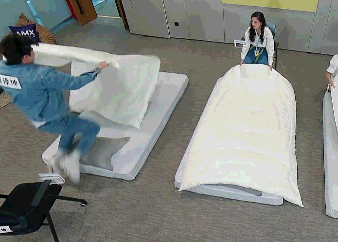 看着镜头里蔡徐坤钻被窝的这个速度真的是让人有点看呆了眼,其他嘉宾