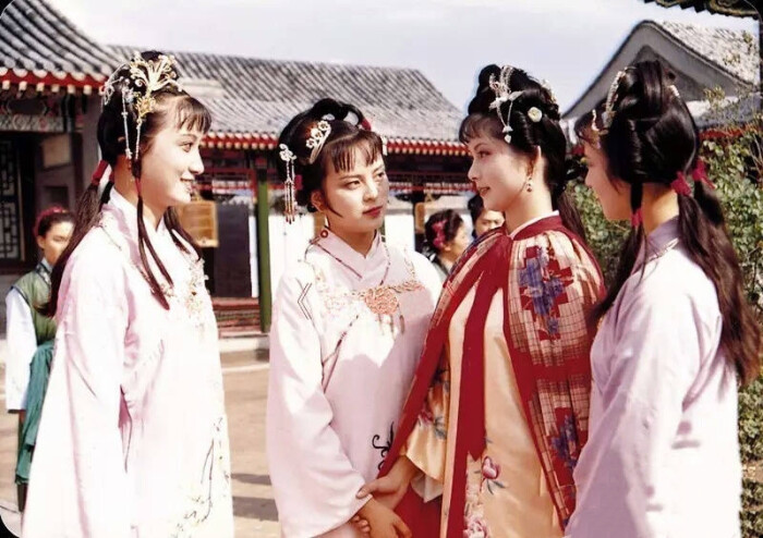 红楼梦宝黛钗初会荣庆堂剧照初次见面已现醋意