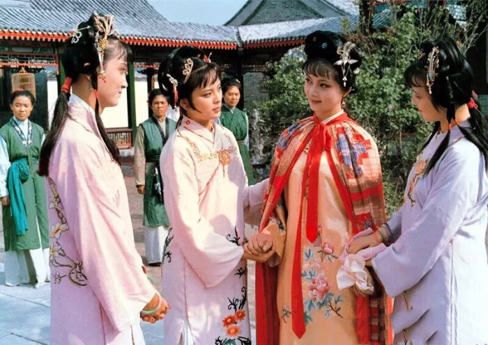 红楼梦宝黛钗初会荣庆堂剧照初次见面已现醋意