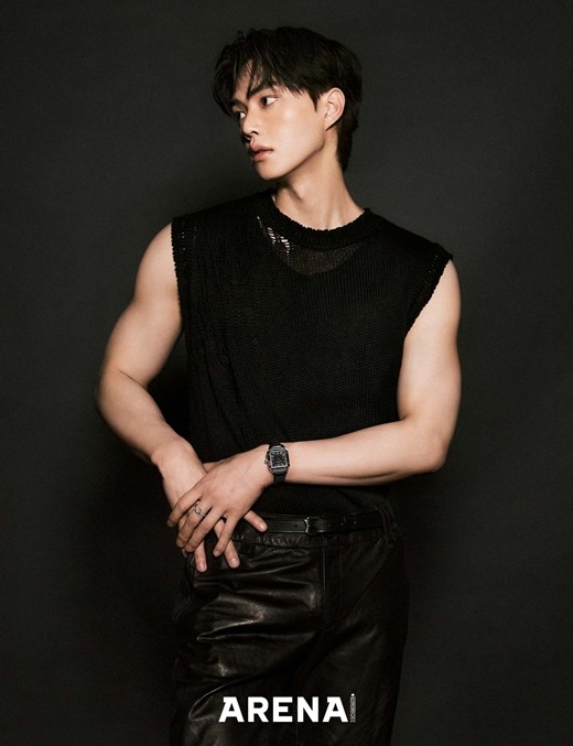 韩国艺人宋江拍时装杂志写真