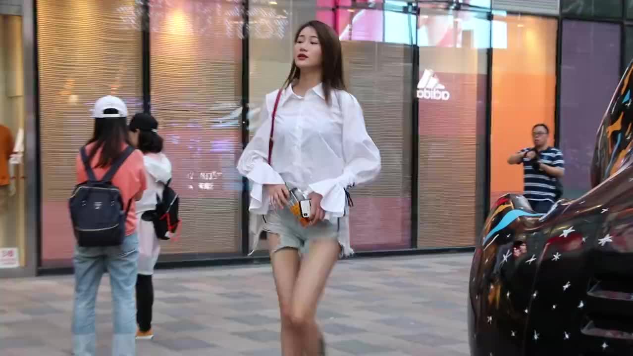街拍,腿长一米二的漂亮妹子,这身高快一米九了吧