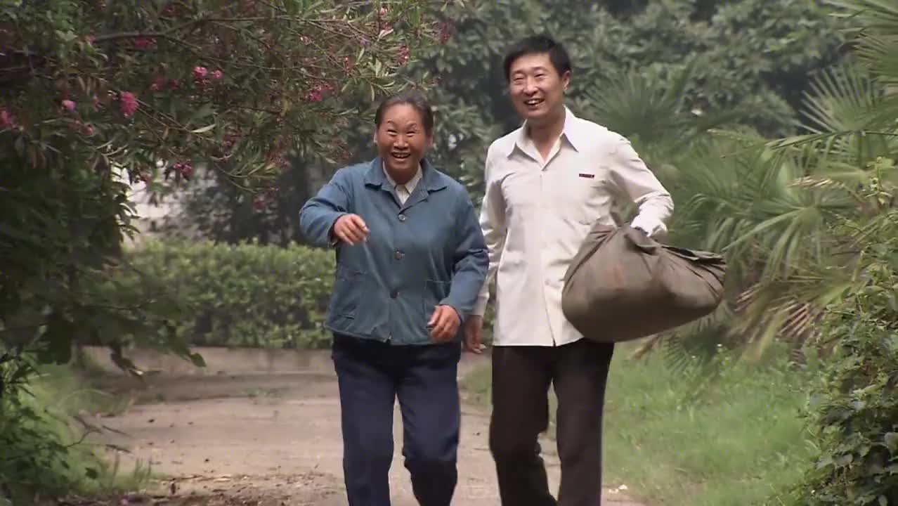 王贵与安娜安娜准备带婆婆换个发型婆婆再三考虑只好答应