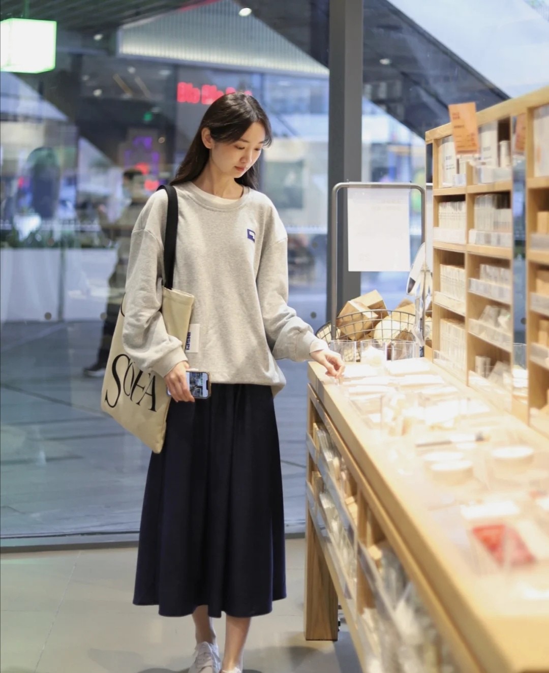 春季火了一种穿搭叫卫衣半身裙时尚有活力舒服又吸睛