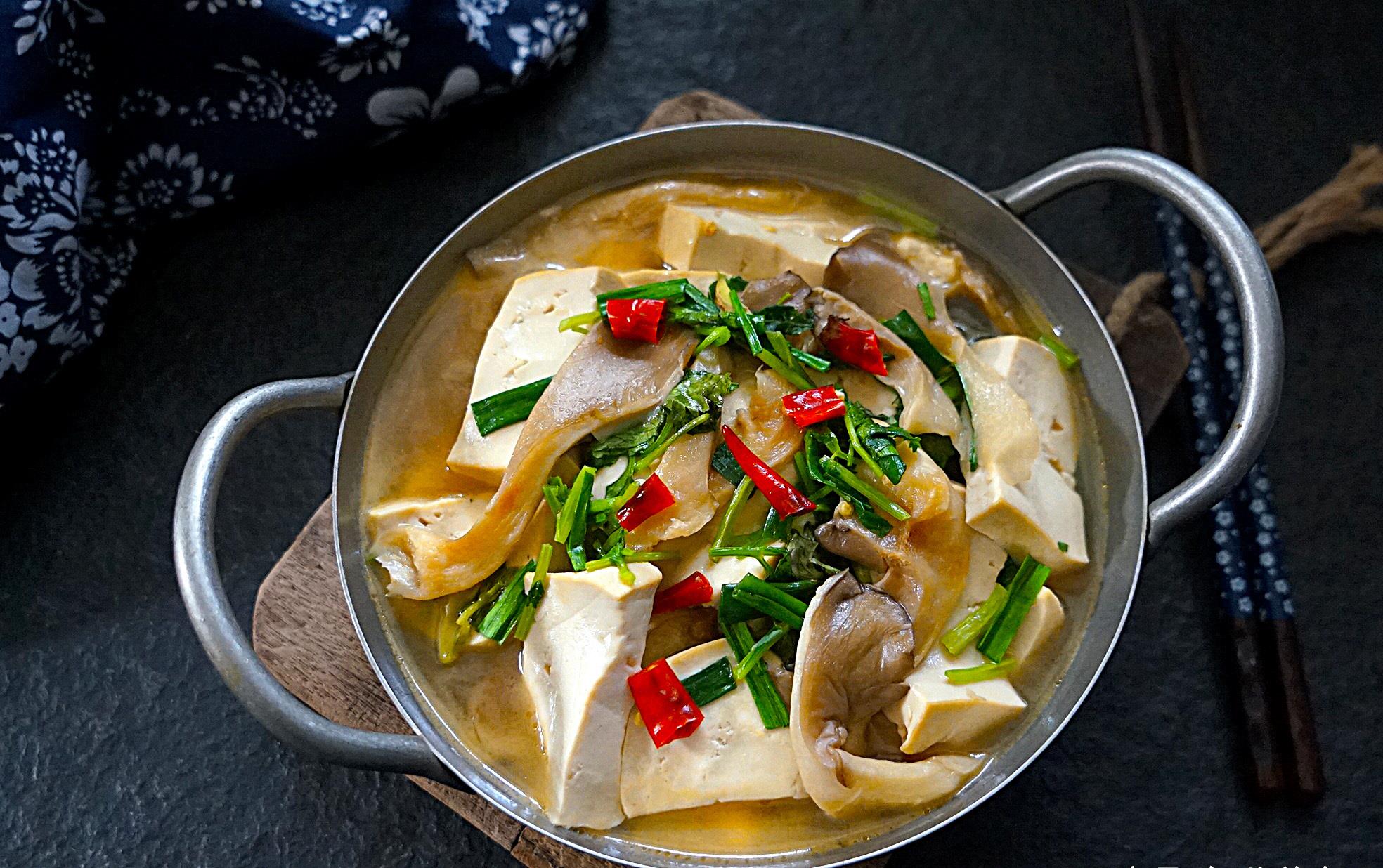 这道热乎乎的炖菜吃起来,味道麻辣鲜香,吃一次爱一次|平菇|炖菜|豆腐