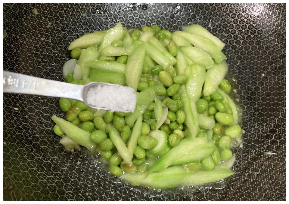 将丝瓜捣烂成粉末