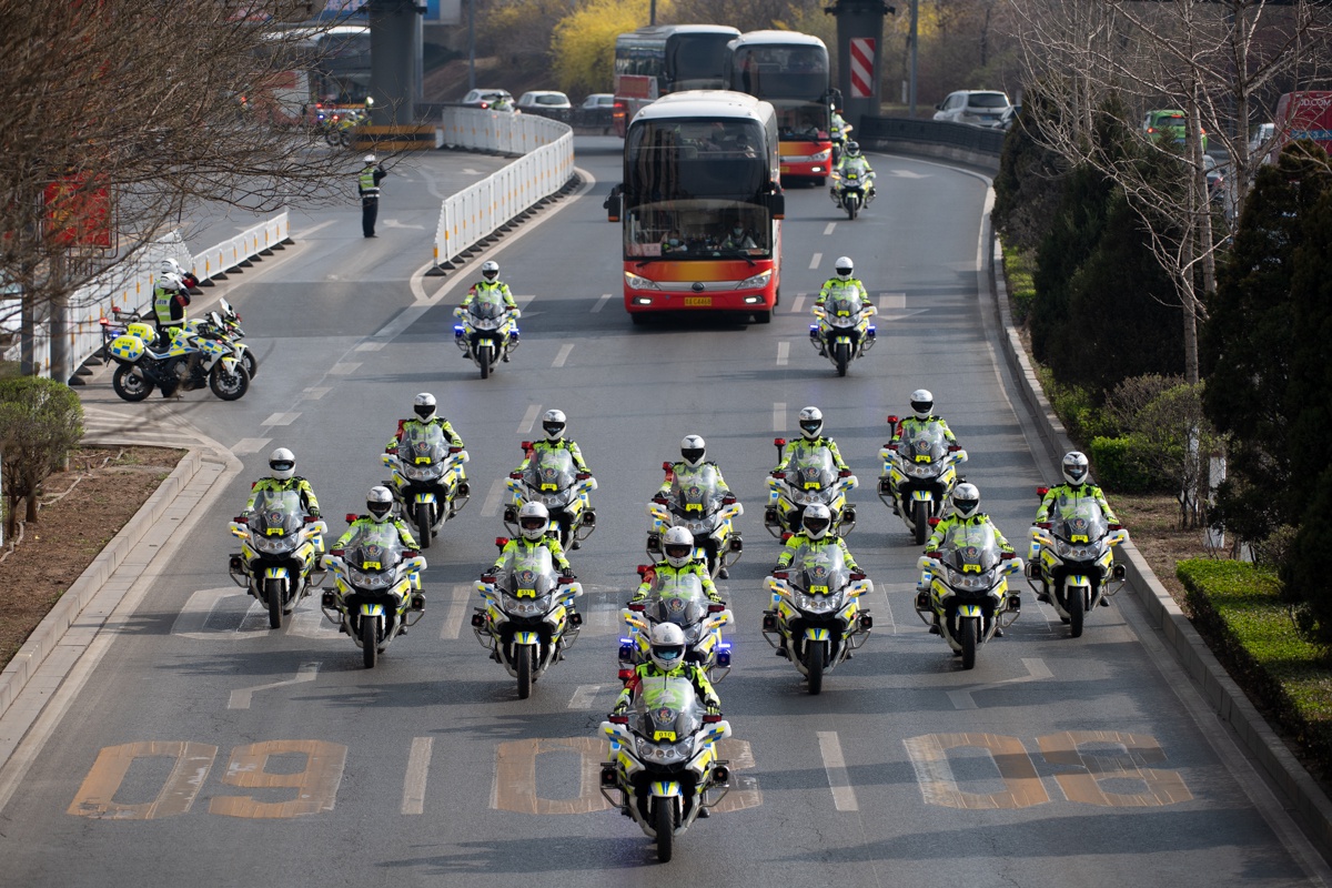 警车开道,市民夹道欢迎,太原最高礼遇欢迎援助湖北医疗队员回家