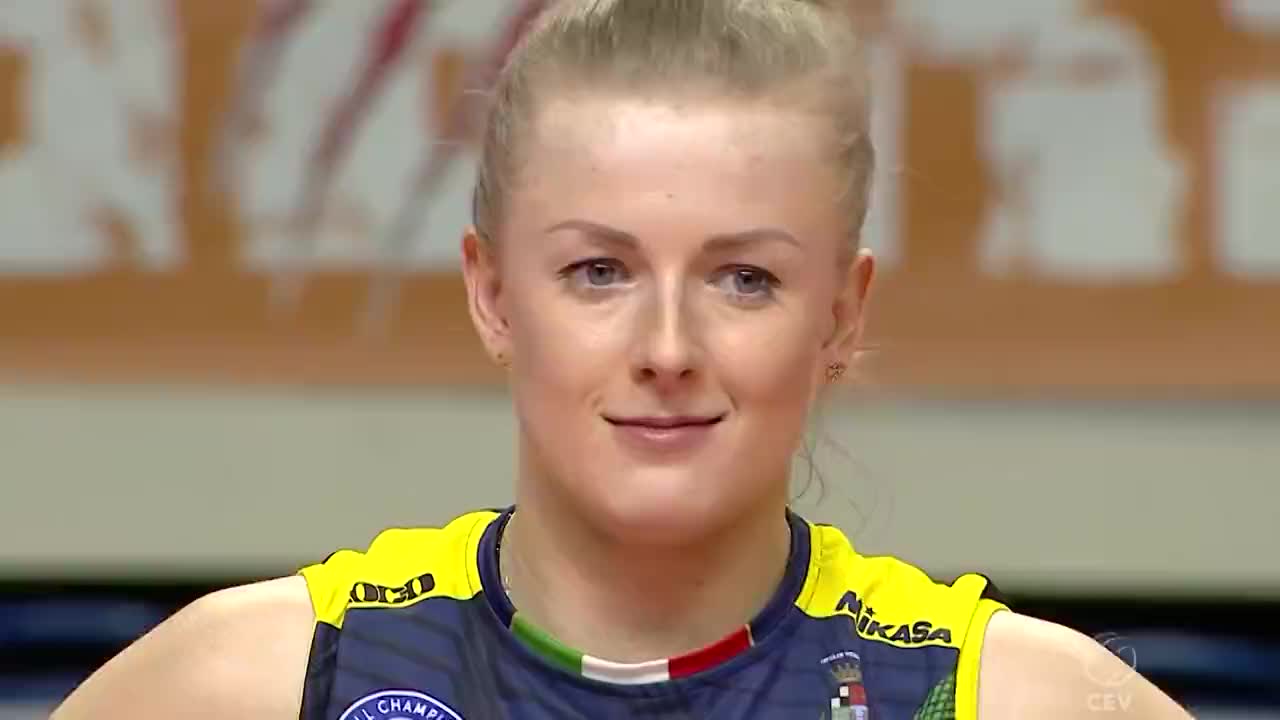 视频-出线无望 波兰足球超模乔安娜的支持依旧亮眼