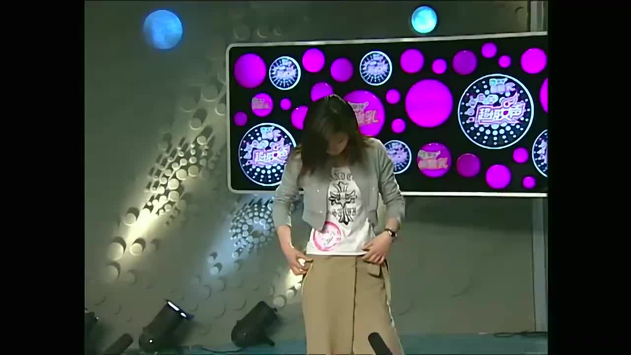 重温超级女声:妹子海选唱歌,把巫启贤都笑趴了:歌还能这么唱?