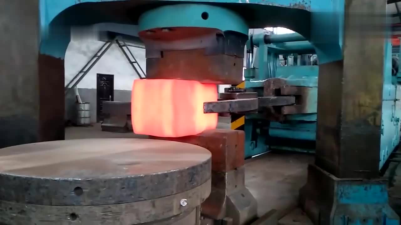工厂实拍大型工件锻造这场面真是太壮观了