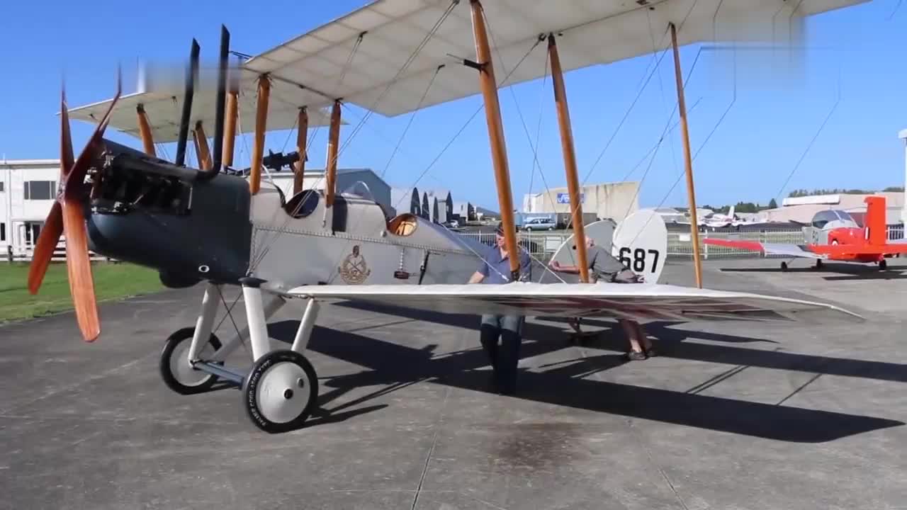 实拍1921年古董飞机,网友:启动方式也太奇特了吧