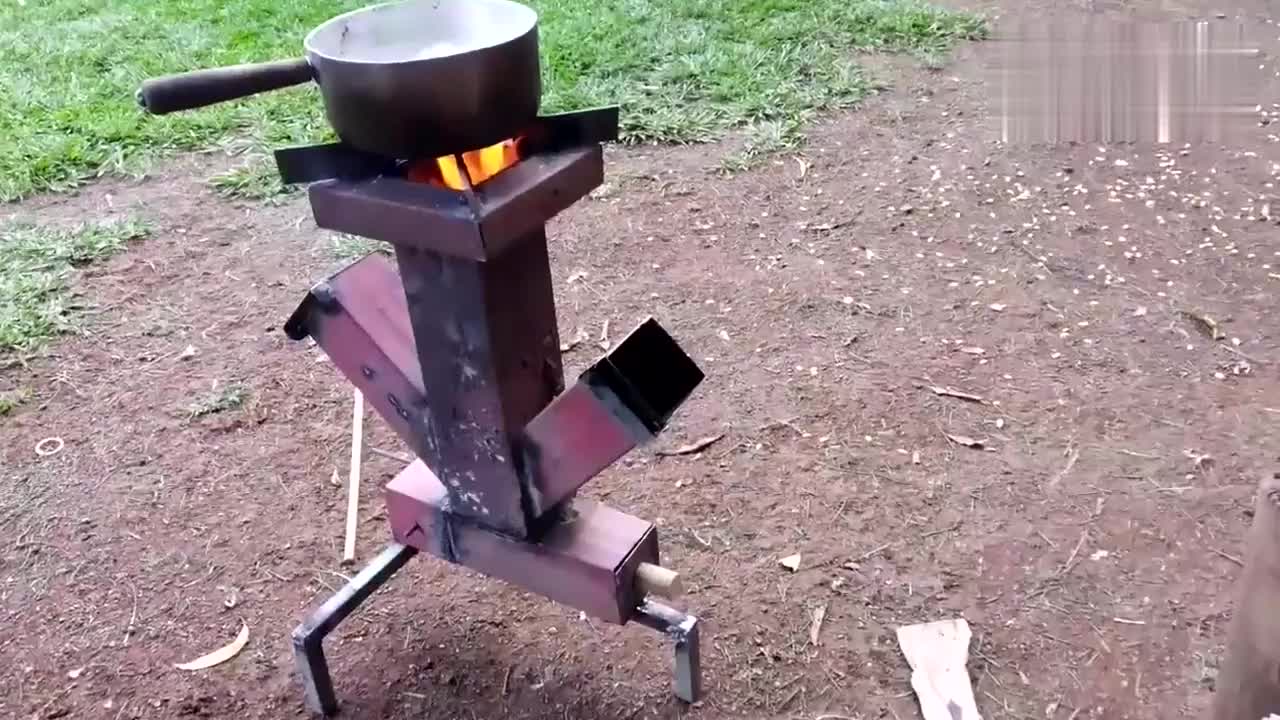 老外自制的这种炉子别看外观不咋样火力还挺猛的