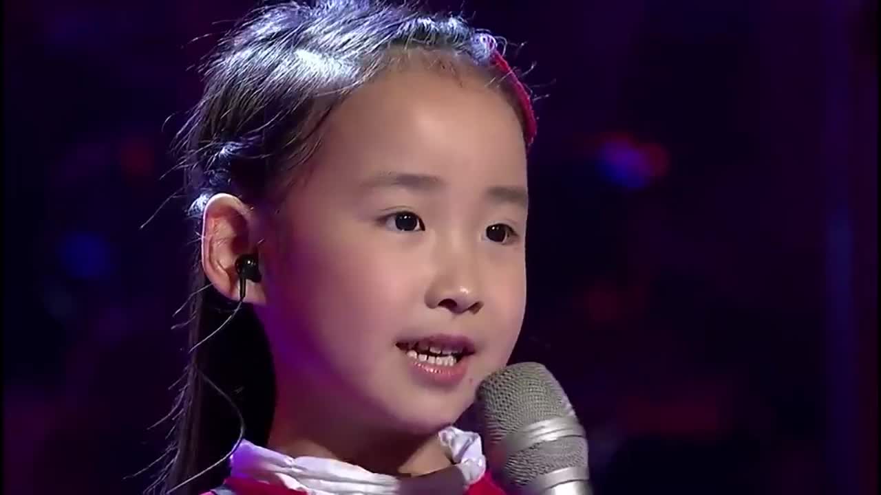 音乐大师课:6岁女孩演唱《让世界充满爱》,女高音温暖每位评委