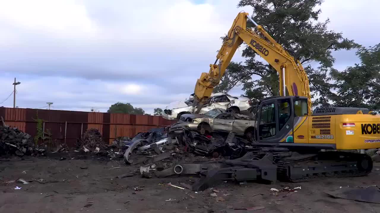 揭秘报废机动车拆解机!分分钟拆一辆报废车,破坏性太猛了