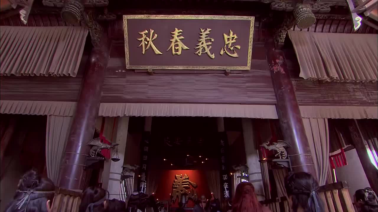 众好汉在梁山聚义,从天而降一团"天火",让人意外