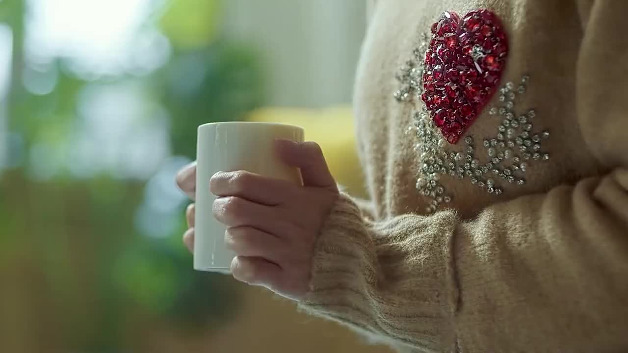 夏初经历过惊吓之后,梁牧泽想带她回部队,只是为了保护她的安全