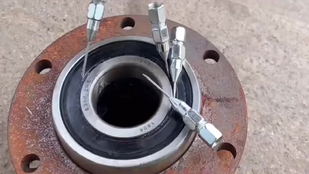 密封的轴承里加油不能多也不能少只有老师傅才能控制好量