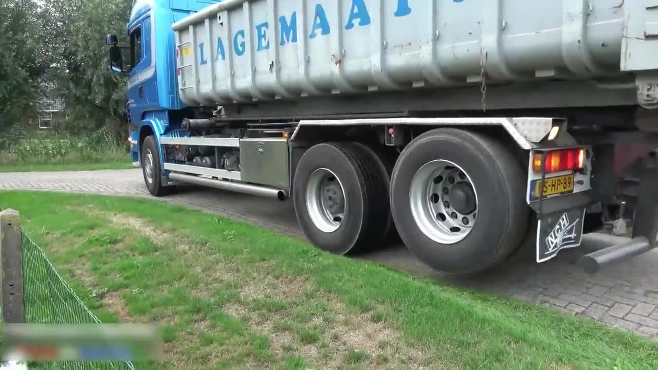 这卡车的后轮怎么有一个被抬起来了呢