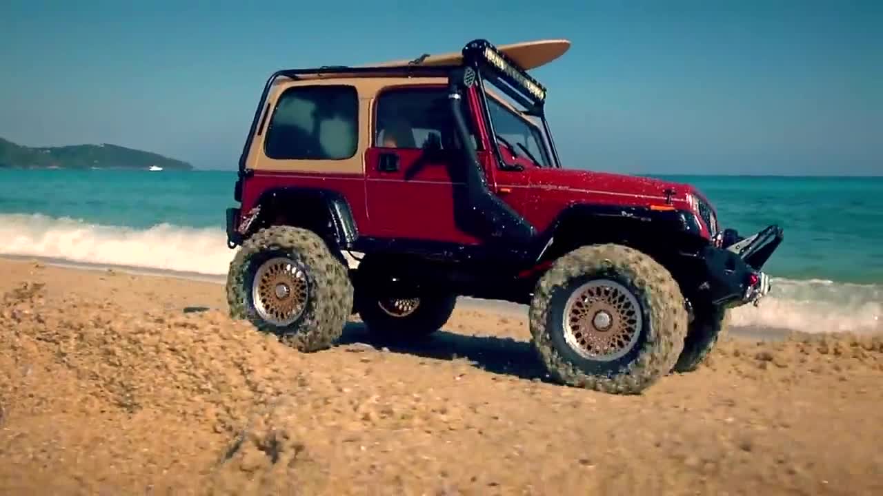 地中海的阳光沙滩下的吉普牧马人