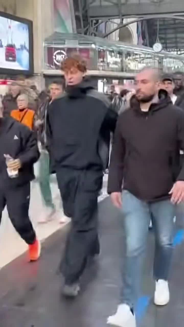 辛纳变身检票员