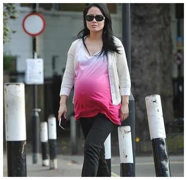 12月,洪婷兰在舆论中生下第三个孩子,这两位女友和休·格兰特一下子