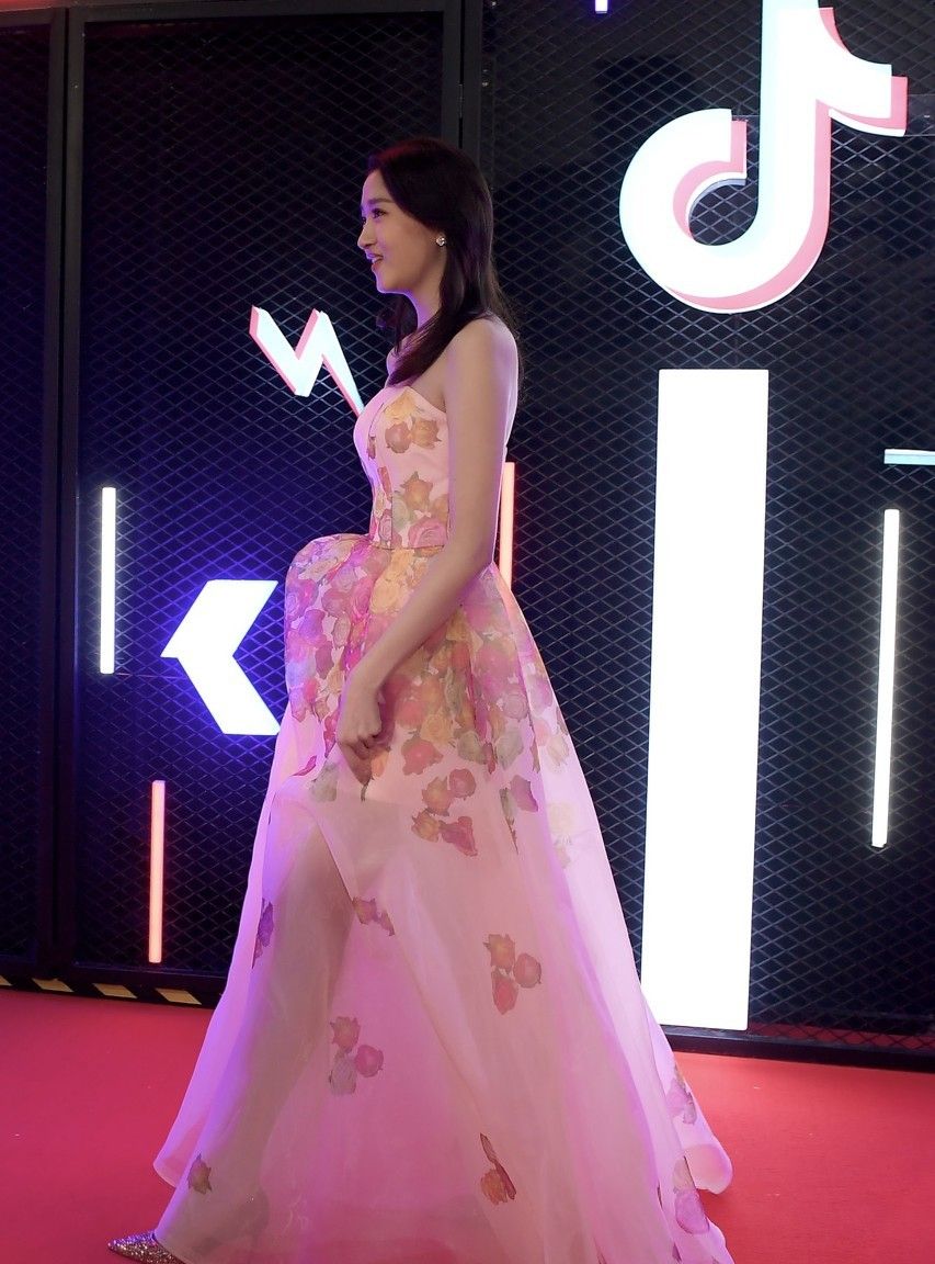 关晓彤穿对了原来这么美,一身粉色纱裙轻盈灵动,身段窈窕