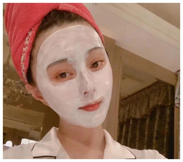 范冰冰穿睡衣敷面膜,身后豪宅装修富丽堂皇,依然受品牌方喜爱