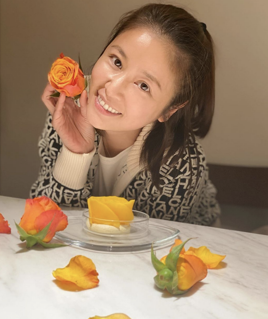 林心如晒甜品店自拍照 手捧蛋糕笑容甜蜜_高清图集_新浪网