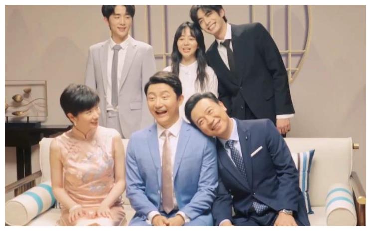 以家人之名:拍全家福只拍了正面,看到他们侧面的姿势,还好没拍