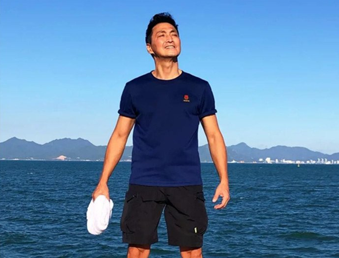 何家劲竟已62岁了近年来何家劲一直坚持锻炼,身上肌肉也十分健硕明显.