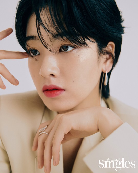 韩国女艺人李珠英最新杂志写真曝光