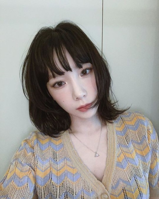 韩国女歌手少女时代泰妍短发造型自拍发照