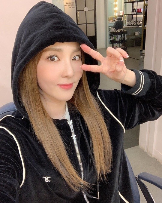 韩国女歌手sandara发近照金发造型冻龄依旧