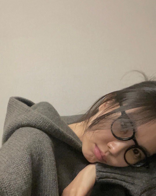 韩国女团a pink成员孙娜恩近日在sns发布一组近照,出