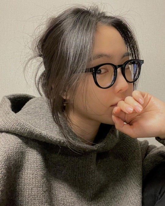 韩国女团a pink成员孙娜恩近日在sns发布一组近照,出