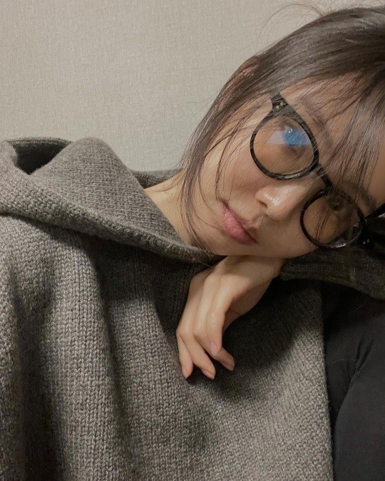 韩国女团a pink成员孙娜恩近日在sns发布一组近照,出